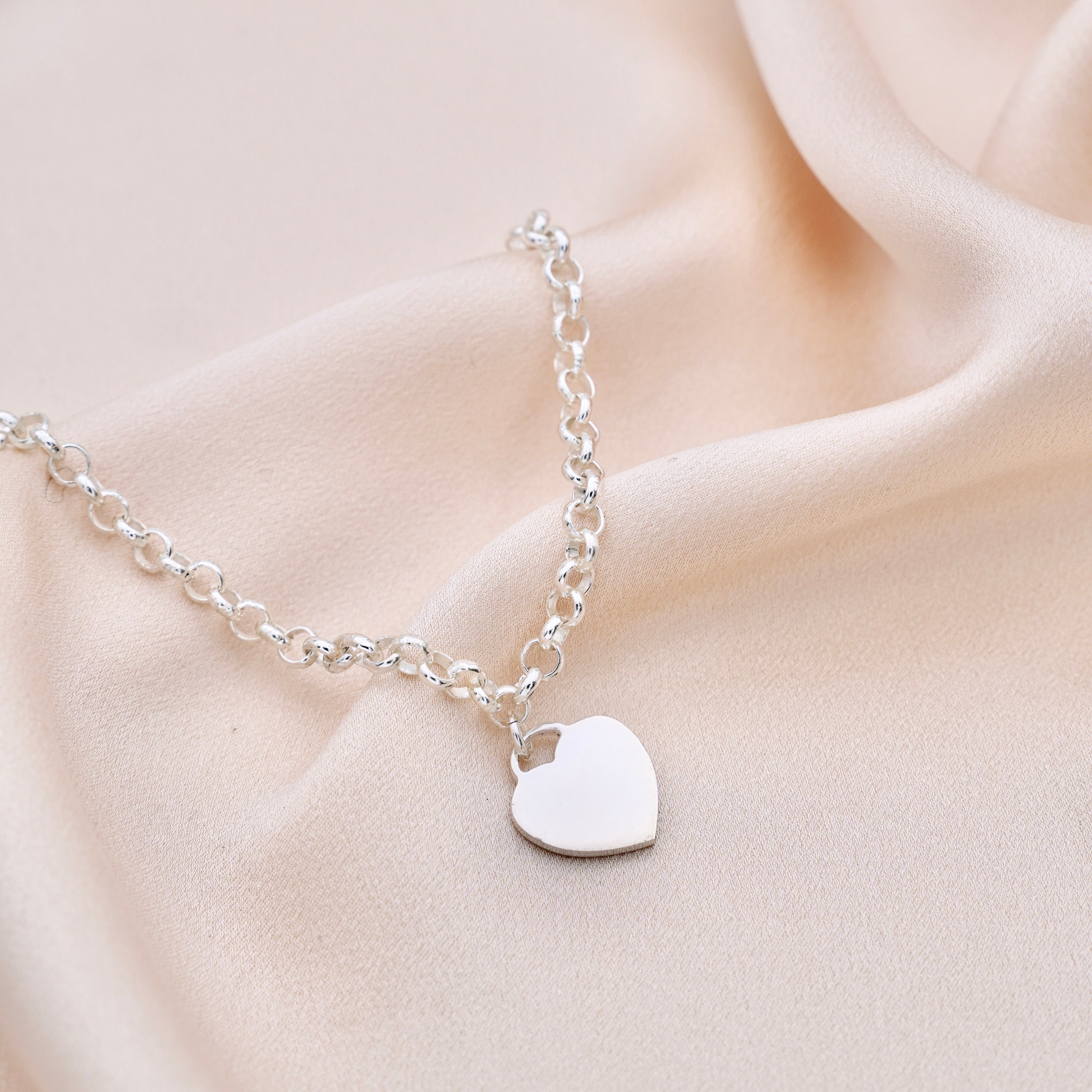 L'entretien des bijoux en argent : Préserver leur brillance naturelle