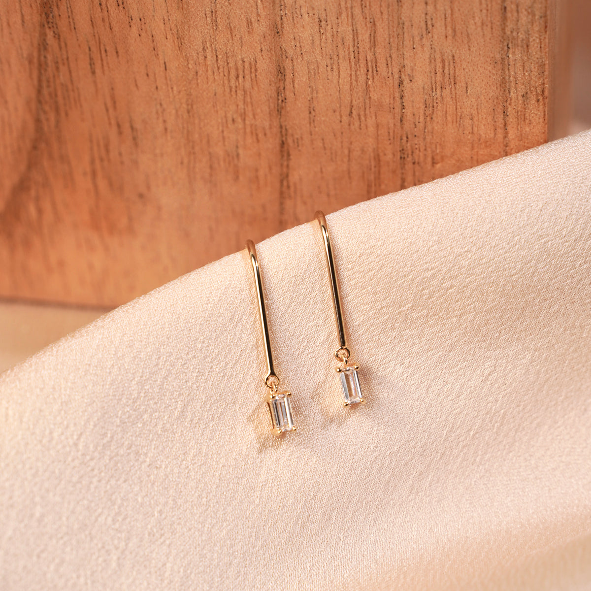 Boucles d'oreilles Ice Cube pendantes plaqué or 18K – vue 4
