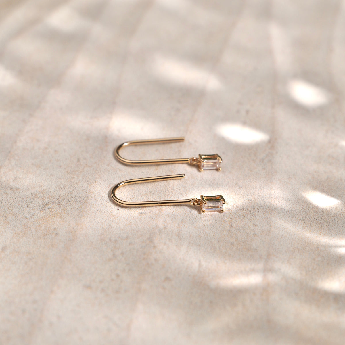 Boucles d'oreilles Ice Cube pendantes plaqué or 18K – vue 2