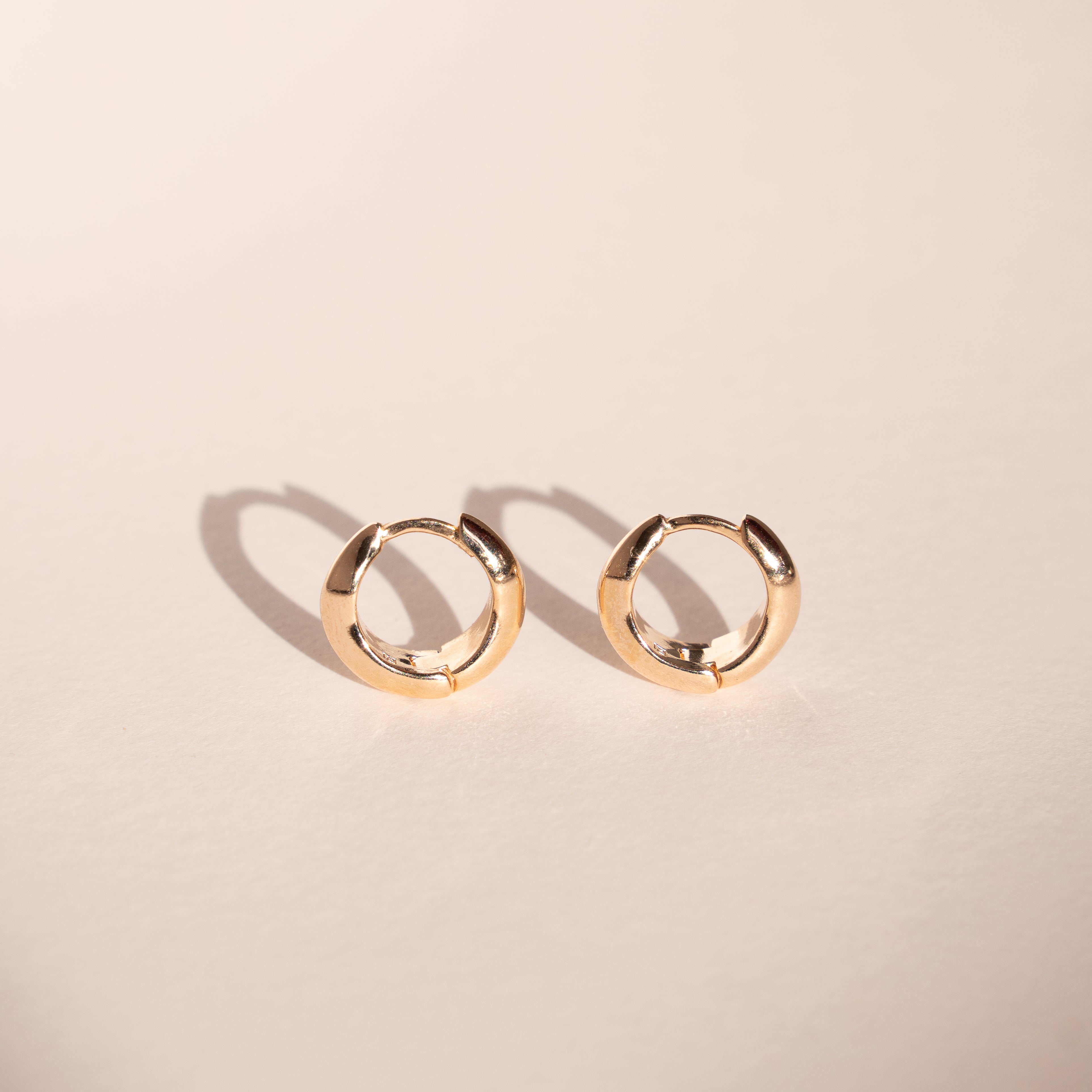 Créoles Ondulées sculptées plaqué or 18K, 12 mm – vue 3