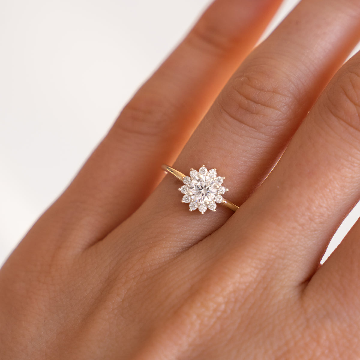 Bague de promesse Mirage dorée sertie de zircons en forme de marguerite